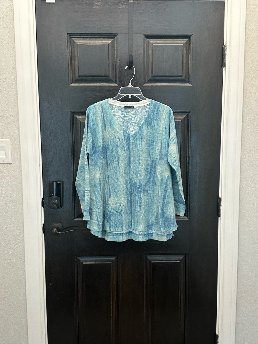 Nally & Millie Printed High Low Light Blue V-Neck Women's Pullover Top Large